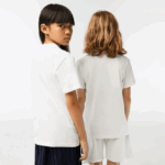 Lacoste חולצת טריקו מכותנה אורגנית בהדפס ניגודיות DZ4D0D3006 לבן 70V ילדים - Image 3