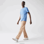 Lacoste חולצת טריקו מכותנה אורגנית עם צווארון צווארון בהדפס תנין DZ4D0D903 כחול 776 גברים - Image 2