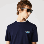 Lacoste חולצת טריקו מכותנה אורגנית של תנינים בצבע צוואר צוואר DZ4D0D920 כחול כהה 166 גברים - Image 2