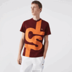 Lacoste חולצת טריקו מכותנה עם אותיות ניגודיות בהתאמה רגילה DZ4D0D566 בורדו zs1 גברים