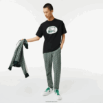 Lacoste חולצת טריקו עם הדפס מונוגרמים ממותג בכושר רגיל DZ4D0D578 שחור 031 גברים - Image 2