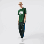 Lacoste חולצת טריקו עם הדפס מונוגרמים ממותג בכושר רגיל DZ4D0D577 ירוק 132 גברים - Image 2