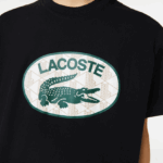 Lacoste חולצת טריקו עם הדפס מונוגרמים ממותג בכושר רגיל DZ4D0D578 שחור 031 גברים - Image 4