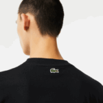 Lacoste חולצת טריקו עם הדפס מונוגרמים ממותג בכושר רגיל DZ4D0D578 שחור 031 גברים - Image 6