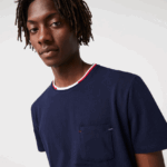 Lacoste חולצת טריקו פיג'מה בעלת שרוולים קצרים בשלושה גוונים עם צווארון עגול DZ4D0D1473 כחול כהה 166 גברים - Image 2
