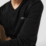 Lacoste חולצת טריקו קלת משקל עם צווארון V מכותנה פימה DZ4D0D676 שחור 031 גברים - Image 4