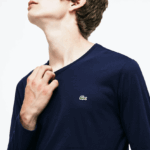 Lacoste חולצת טריקו קלת משקל עם צווארון V מכותנה פימה DZ4D0D674 כחול כהה 166 גברים - Image 5