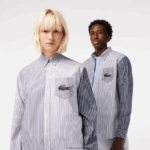 Lacoste חולצת כותנה גדולה עם פסי קרוקודיל DZ4D0D493 כחול כהה לבן 522 גברים - Image 2