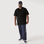 Lacoste חולצת פולו כותנה עם צווארון V בגזרה רגילה (בתוספת מידה) DZ4D0D710 שחור 031 גברים - Image 2
