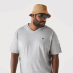 Lacoste חולצת פולו כותנה עם צווארון V בגזרה רגילה (בתוספת מידה) DZ4D0D765 chine אפור cca גברים - Image 2