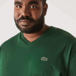 Lacoste חולצת פולו כותנה עם צווארון V בגזרה רגילה (בתוספת מידה) DZ4D0D823 ירוק 132 גברים - Image 2