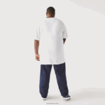 Lacoste חולצת פולו כותנה עם צווארון V בגזרה רגילה (בתוספת מידה) DZ4D0D707 לבן 001 גברים - Image 3