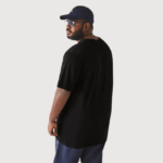Lacoste חולצת פולו כותנה עם צווארון V בגזרה רגילה (בתוספת מידה) DZ4D0D710 שחור 031 גברים - Image 3