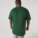 Lacoste חולצת פולו כותנה עם צווארון V בגזרה רגילה (בתוספת מידה) DZ4D0D823 ירוק 132 גברים - Image 3
