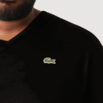Lacoste חולצת פולו כותנה עם צווארון V בגזרה רגילה (בתוספת מידה) DZ4D0D710 שחור 031 גברים - Image 4