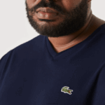 Lacoste חולצת פולו כותנה עם צווארון V בגזרה רגילה (בתוספת מידה) DZ4D0D732 כחול כהה 166 גברים - Image 4