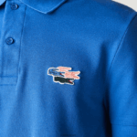 Lacoste חולצת פולו מכותנה אורגנית של קרוקודילים בכושר רגיל DZ4D0D844 כחול qpt גברים - Image 4