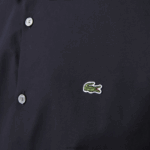 Lacoste חולצת פופלין מכותנה בגזרה דק בגזרה DZ4D0D1487 כחול כהה hde גברים - Image 6