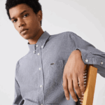 Lacoste חולצת פופלין מכותנה בכושר רגיל DZ4D0D1485 כחול כהה לבן 522 גברים - Image 4