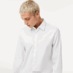 Lacoste חולצת פופלין מכותנה בצווארון צרפתי בגזרה דקיקה DZ4D0D1438 לבן 001 גברים - Image 2