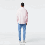 Lacoste חולצת פופלין מכותנה בצווארון צרפתי בגזרה דקיקה DZ4D0D1440 אדי ורוד בהיר גברים - Image 3