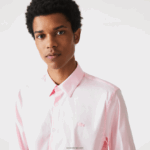 Lacoste חולצת פופלין מכותנה בצווארון צרפתי בגזרה דקיקה DZ4D0D1440 אדי ורוד בהיר גברים - Image 7