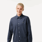 Lacoste חולצת צ'מברי מכותנה בגזרה דקיקה DZ4D0D1519 שחור/לבן אה גברים - Image 2