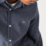 Lacoste חולצת צ'מברי מכותנה בגזרה דקיקה DZ4D0D1519 שחור/לבן אה גברים - Image 4