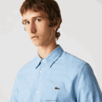 Lacoste חולצת צ'מברי מכותנה בגזרה דקיקה DZ4D0D1520 כחול לבן fv2 גברים - Image 4
