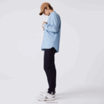 Lacoste חולצת צ'מברי מכותנה בגזרה דקיקה DZ4D0D1572 כחול uex גברים - Image 2