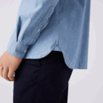 Lacoste חולצת צ'מברי מכותנה בגזרה דקיקה DZ4D0D1572 כחול uex גברים - Image 7