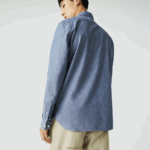 Lacoste חולצת צ'מברי מכותנה בגזרה דקיקה DZ4D0D1573 כחול cdz גברים - Image 4