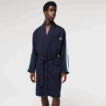 Lacoste חלוק פיקה מכותנה בהשראת ספורט DZ4D0D1401 כחול כהה 166 גברים - Image 5