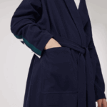 Lacoste חלוק פיקה מכותנה בהשראת ספורט DZ4D0D1401 כחול כהה 166 גברים - Image 6