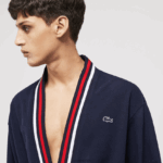Lacoste חלוק פיקה מכותנה להקת טריקולור DZ4D0D1571 כחול כהה 166 גברים - Image 2