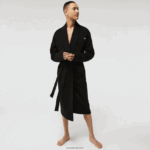 Lacoste חלוק רחצה סרוג מכותנה בגזרה רופפת DZ4D0D1525 שחור 031 גברים - Image 2