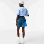 Lacoste חצאית קפלים ניילון בצבע בלוק DZ4D0D2595 כחול לוה נשים - Image 3