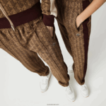 Lacoste מכנסי אימונית אקארד מונוגרמה חיה DZ4D0D1186 בז' בורדו mkj גברים - Image 2