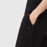 Lacoste מכנסי אימונית של אימונית בגזרת כותנה מחוסמת בגזרה דקיקה DZ4D0D1004 שחור 031 גברים - Image 9