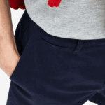 Lacoste מכנסי ברמודה מכותנה בכושר רגיל DZ4D0D1619 כחול כהה 166 גברים - Image 6