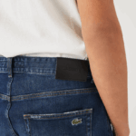 Lacoste מכנסי ברמודה מכותנה ג'ינס נמתחת בגזרה דקיקה DZ4D0D1644 כחול mk9 גברים - Image 6