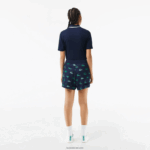 Lacoste מכנסי ברמודה עם הדפסה קלת משקל של גולף DZ4D0D2447 כחול כהה 166 נשים - Image 2