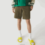 Lacoste מכנסי ברמודה קצרים מכותנה אורגנית מתיחה בכושר רגיל DZ4D0D437 ירוק חאקי 316 גברים - Image 2