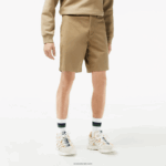 Lacoste מכנסי ברמודה קצרים מכותנה אורגנית מתיחה בכושר רגיל DZ4D0D438 בז' cb8 גברים - Image 2