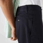 Lacoste מכנסי ברמודה קצרים מכותנה אורגנית מתיחה בכושר רגיל DZ4D0D436 כחול כהה hde גברים - Image 4