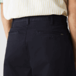 Lacoste מכנסי ברמודה קצרים מכותנה אורגנית מתיחה בכושר רגיל DZ4D0D436 כחול כהה hde גברים - Image 7