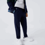 Lacoste מכנסי גבארדין מכותנה מתיחה DZ4D0D3269 כחול כהה 166 בנים - Image 2