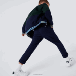 Lacoste מכנסי גבארדין מכותנה מתיחה DZ4D0D3269 כחול כהה 166 בנים - Image 3