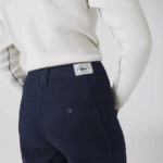 Lacoste מכנסי גברדין מכותנה DZ4D0D2652 כחול כהה 166 נשים - Image 5