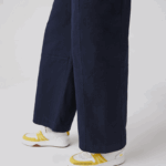 Lacoste מכנסי גברדין מכותנה DZ4D0D2652 כחול כהה 166 נשים - Image 8